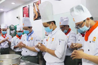 học viên thực hành cách gói bánh bao kim sa