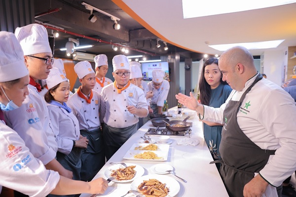 học viên thưởng thức món ăn từ Chef Frank Sempere