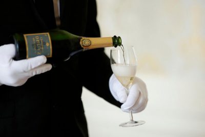 rót rượu champagne