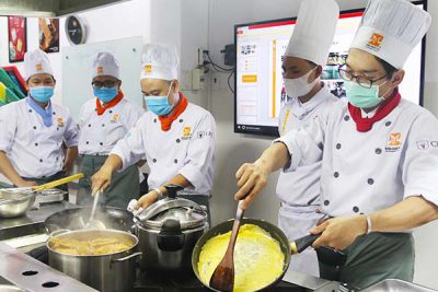 thực hành chế biến món ăn dưới sự hướng dẫn của giảng viên