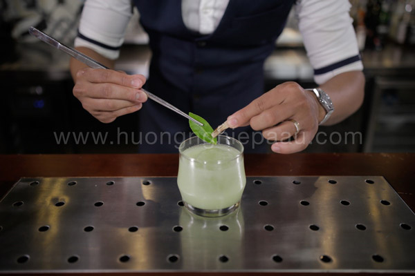 trang trí màu sắc cho ly cocktail