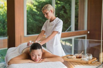 kỹ thuật viên spa là đội ngũ chủ chút tại cơ sở làm đẹp