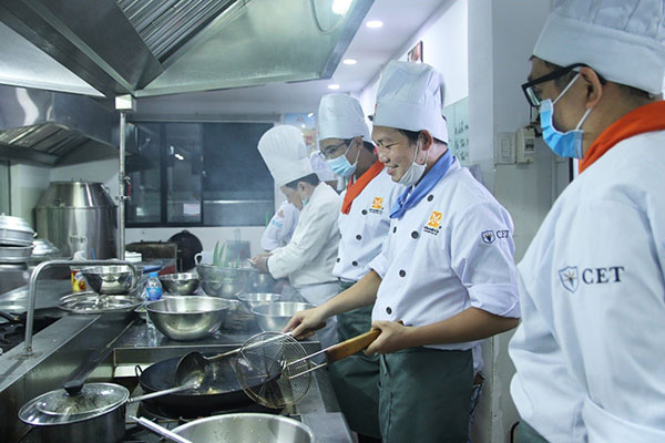 ngoài kiến thức học viên còn được bồi dưỡng các kỹ năng quan trọng của đầu bếp