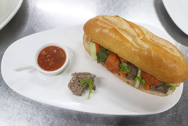 bánh mì ăn kèm pate - xíu mại - xốt chay