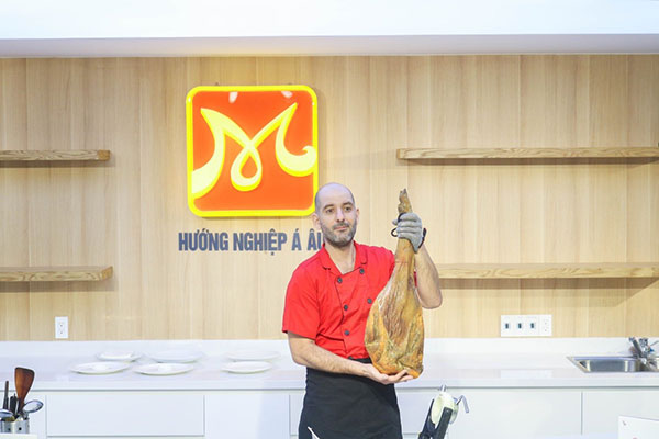 chef rubén giới thiệu đùi heo muối jamon