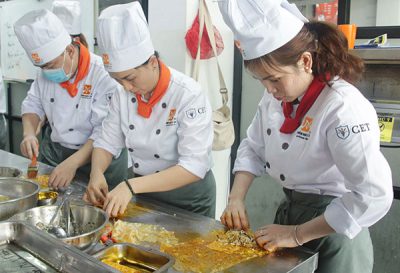 học viên thực hành làm phần vịt chay