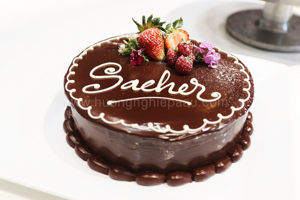 Sacher cake phủ xốt Ganache