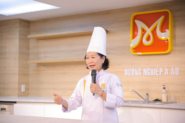 cô minh thúy chia sẻ tại chương trình