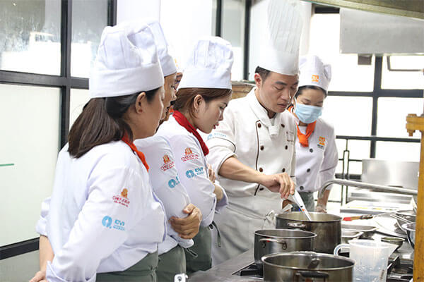 Nhiều bạn trẻ chọn học nấu ăn tại HNAAu Bình Dương