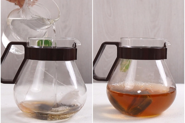 pha trà với nước nóng