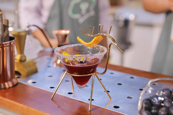 món cocktail mang tên hội ngộ do học viên thực hiện