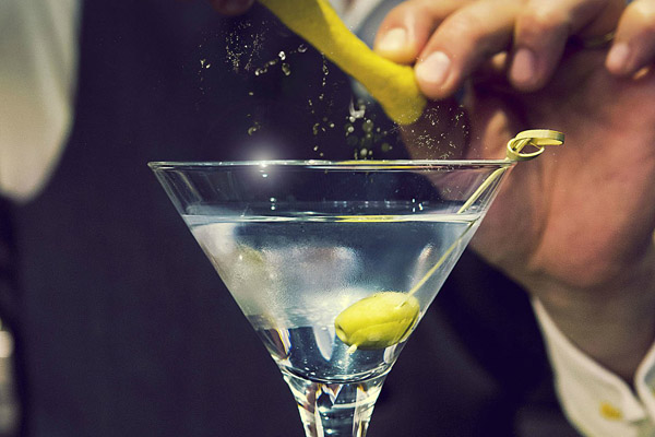 Tinh dầu từ vỏ cam làm Martini 