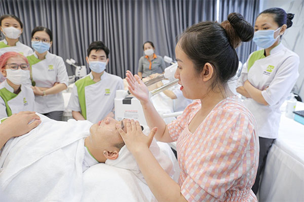 Kỹ Thuật Massage Facial Cơ Bản: Bài Học “Vỡ Lòng” Về Massage Thư Giãn, Trị Liệu