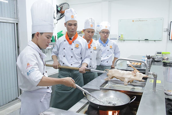 học viên quan sát kỹ thuật làm giòn