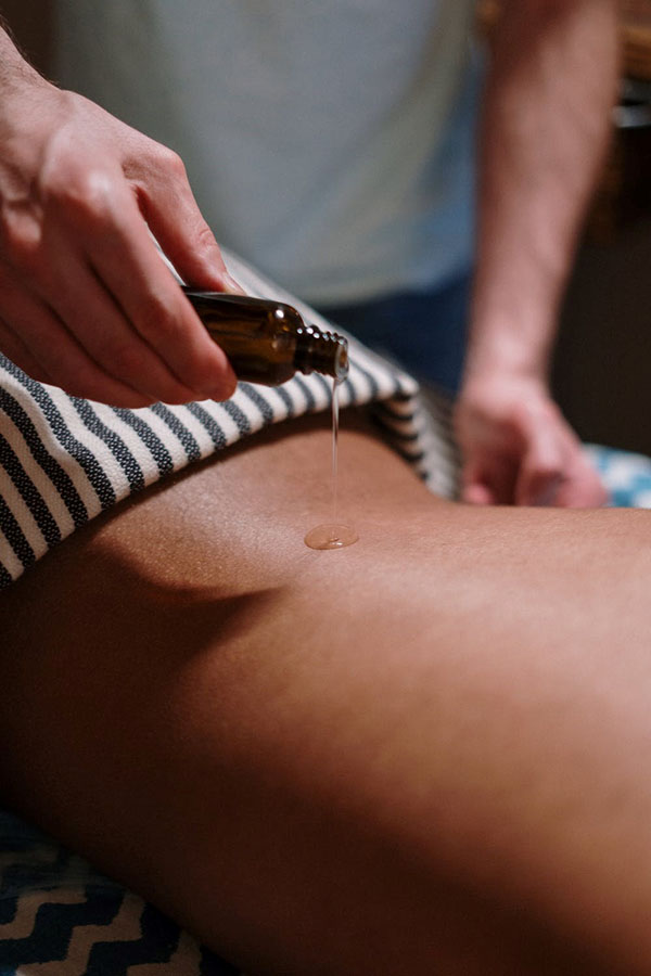 massage body kết hợp với tinh dầu đem lại nhiều lợi ích
