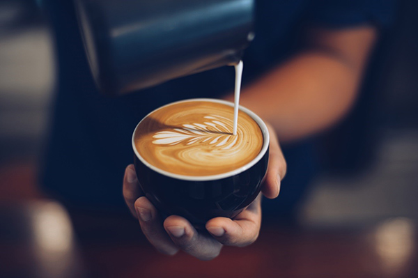 sữa tươi thanh trùng giúp lớp bột sữa của latte lâu tan và mịn màng hơn