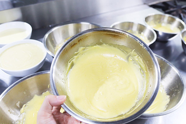 xốt hollandaise có màu vàng - vị chua - không tách bơ