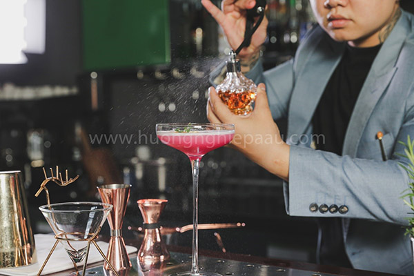 Ly cocktail được phục vụ với một chút nước hoa