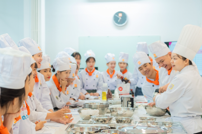 Lớp học làm bánh QTNHKS Quốc tế