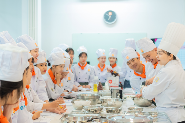 Một Thế Giới Mới Lạ Khi Học Viên NHKS Học Làm Bánh
