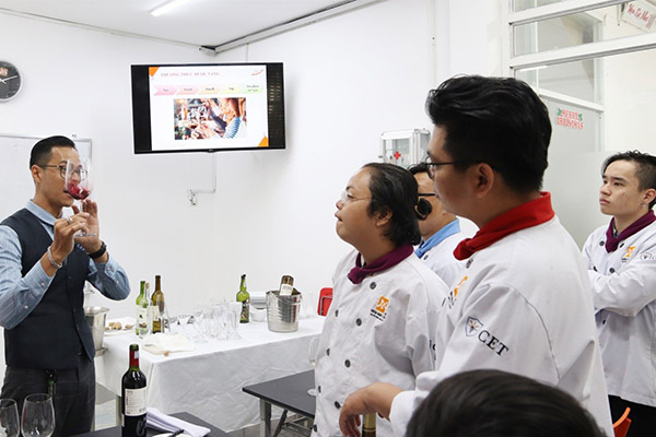 học viên bếp âu được cung cấp kiến thức tổng quan về rượu vang