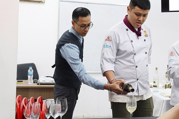 học viên thực hành quy trình phục vụ rượu vang