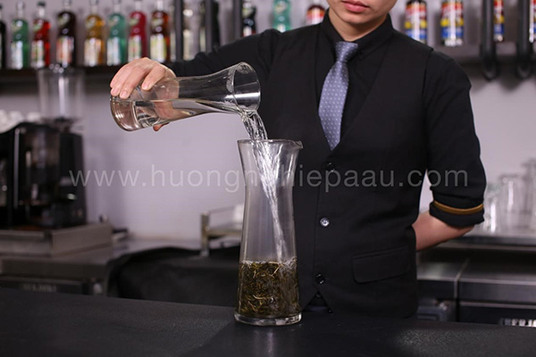 Rửa trà để đánh thức mùi hương 