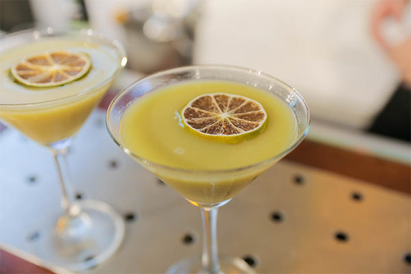 bartender có thể sáng tạo nên những món cocktail signature bằng cách infusion rượu