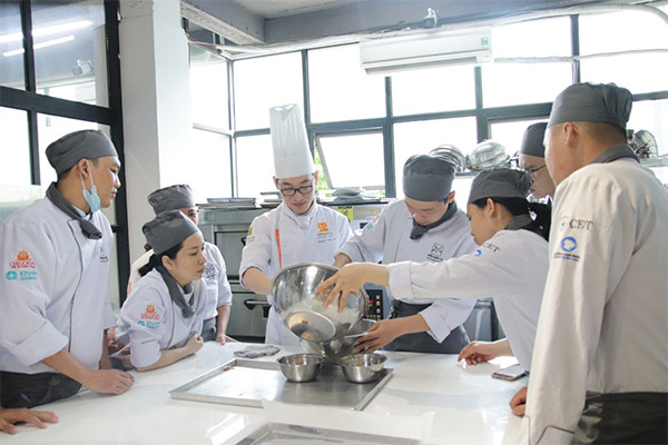 học làm bánh với chuyên gia giúp học viên tích lũy được nhiều bí quyết và kinh nghiệm hay