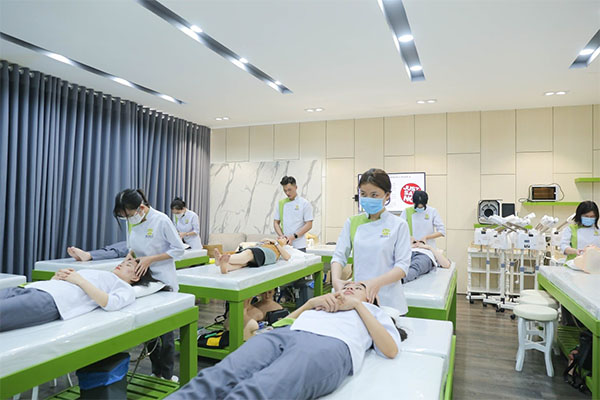 học viên khóa spa trong giờ thực hành