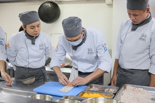 học viên thực hành trong lớp bếp quốc tế