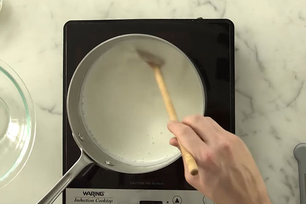 đun sữa sẽ hỗ trợ khử vi khuẩn