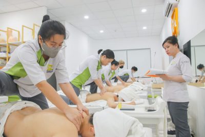 giảng viên spa theo sát học viên