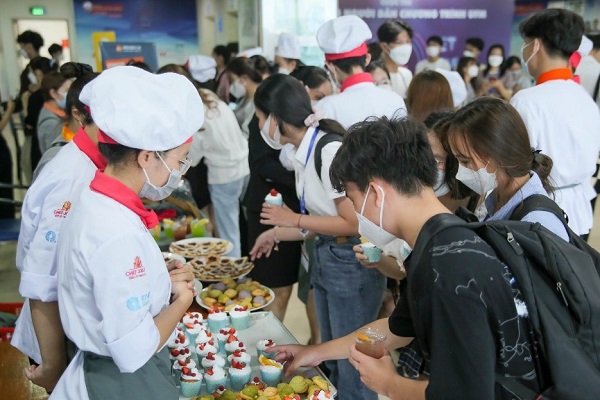 sinh viên tham quan quầy teabreak của hướng nghiệp á âu