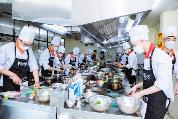 cooking contest diễn ra sôi nổi giữa các đội thi