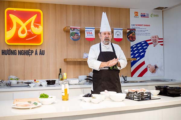 chef norbet ehrbar chia sẻ nhiều kiến thức về gà mỹ trong chương trình