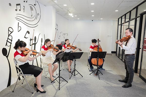 học viện âm nhạc của huongnghiepaau chuyên đào tạo về các khóa học trong khói ngành nghệ thuật