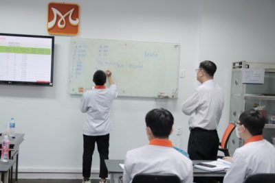 học viên thực hành tính giá bán của món ăn