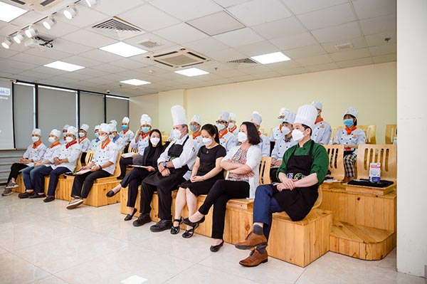 thành phần tham dự buổi workshop là các bạn học viên, giải viên á âu và các chef ở các khách sạn, nhà hàng hàng đầu