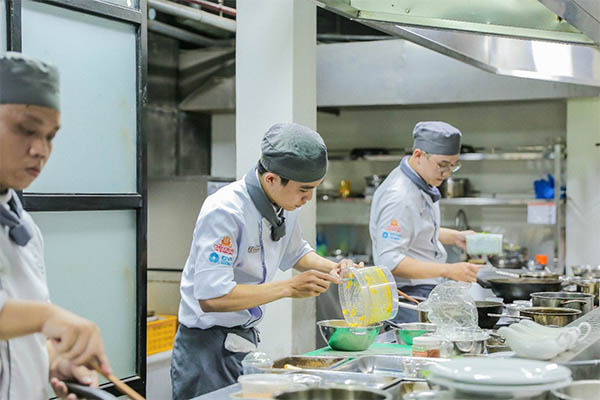 học viên khóa nghiệp vụ bếp quốc tế của hnaau trong kỳ thi tốt nghiệp