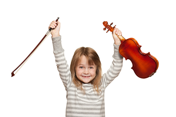violin là sự lựa chọn tuyệt vời cho trẻ từ 5 tuổi trở lên vì có kích thước nhỏ gọn và trọng lượng nhẹ