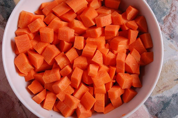 Cắt cà rốt thành miếng nhỏ 