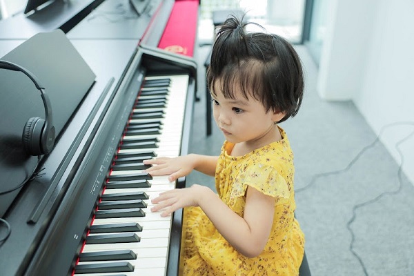 biểu diễn piano cùng bé