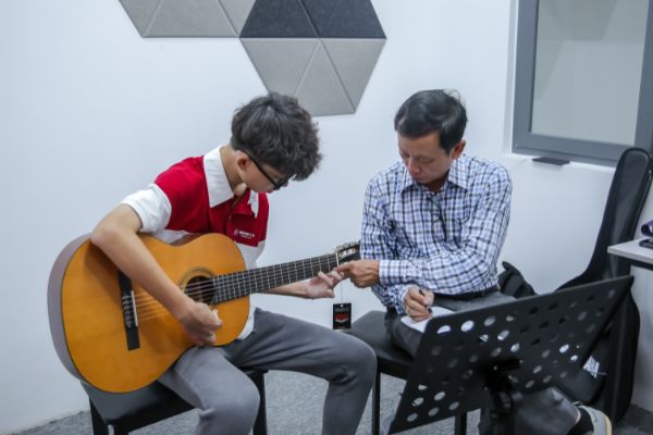 Làm Quen Với Nhạc Cụ Guitar – Những Trải Nghiệm Thú Vị Của Bài Học Đầu Tiên