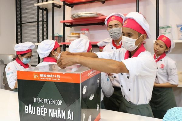 thùng quyên góp đầu bếp nhân ái cũng nhận được nhiều sự quyên góp từ đông đảo học viên và cán bộ nhân viên hnaau