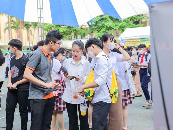 các em học sinh tìm hiểu thông tin về hnaau và cet