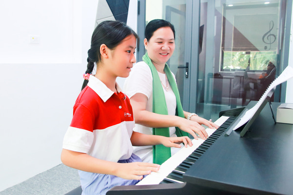 giảng viên hướng dẫn chơi piano tại học viện âm nhạc á âu