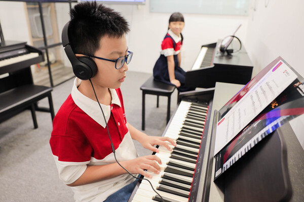 học viên tập chơi piano