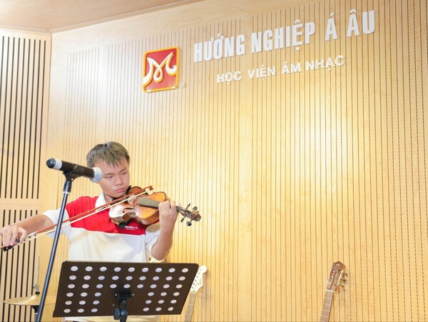 học viên thiên ân biểu diễn violin trong chương trình