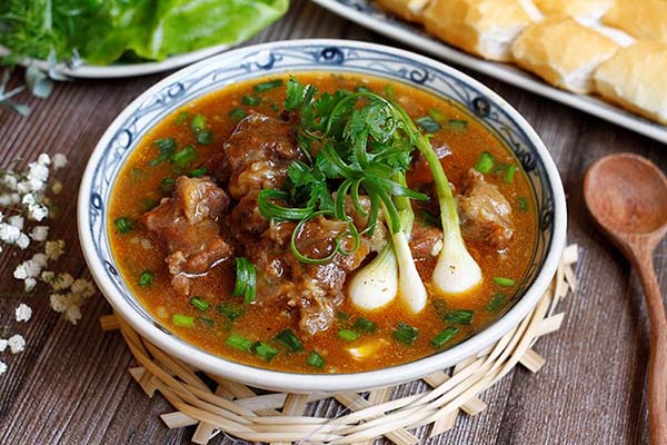 Bò xốt vang là thức ăn sở hữu xuất xứ kể từ Phap